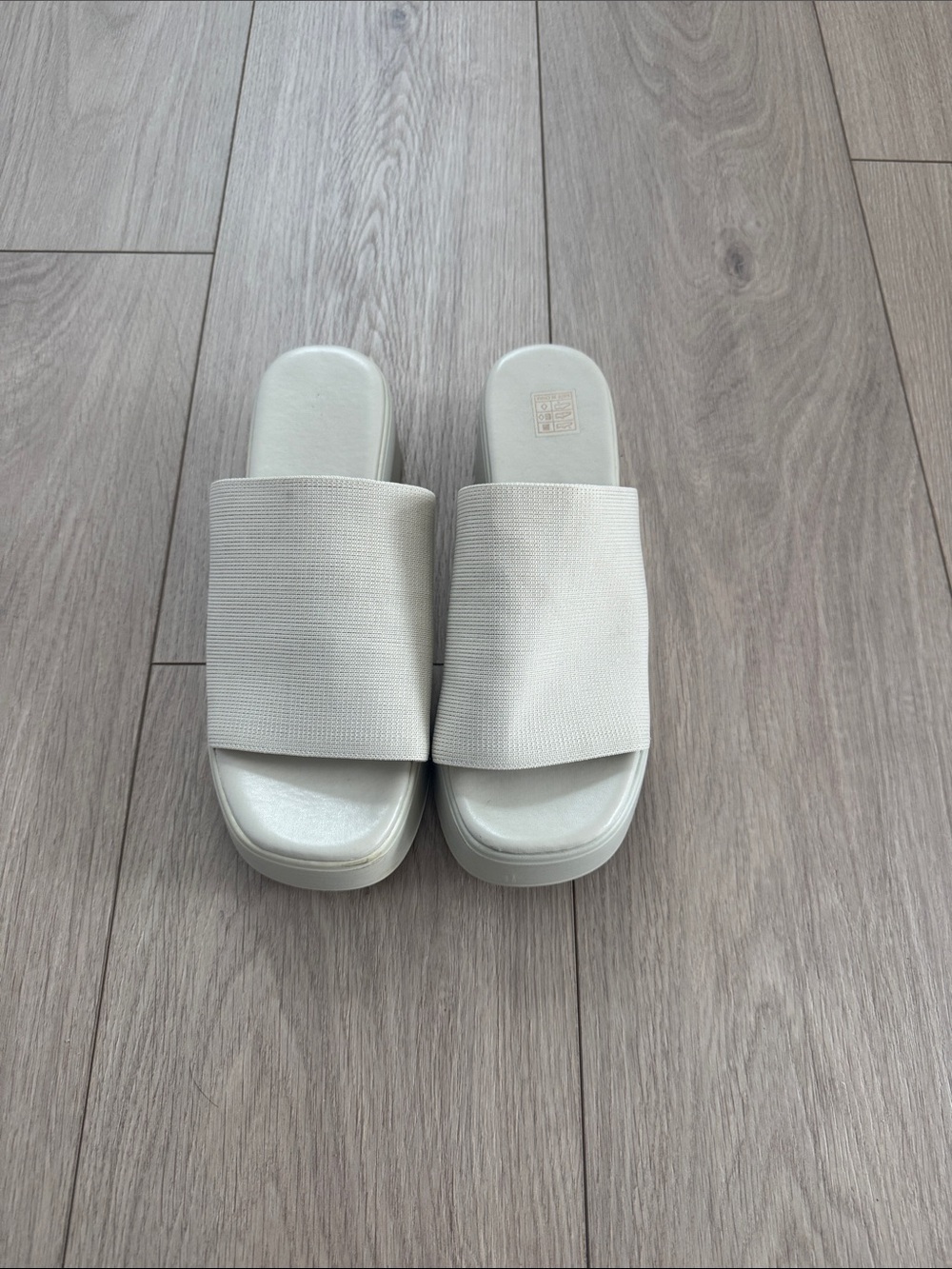 Slip-On Women’s Slide Sandals in Light Beige
